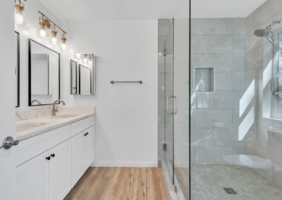 Snap-ADU-Vista-Hilo-Dr-1-bedroom-1-bathroom-696-sqft-Interior-Shot-Master-Bathroom-White-cabinets-Marbled-Countertop